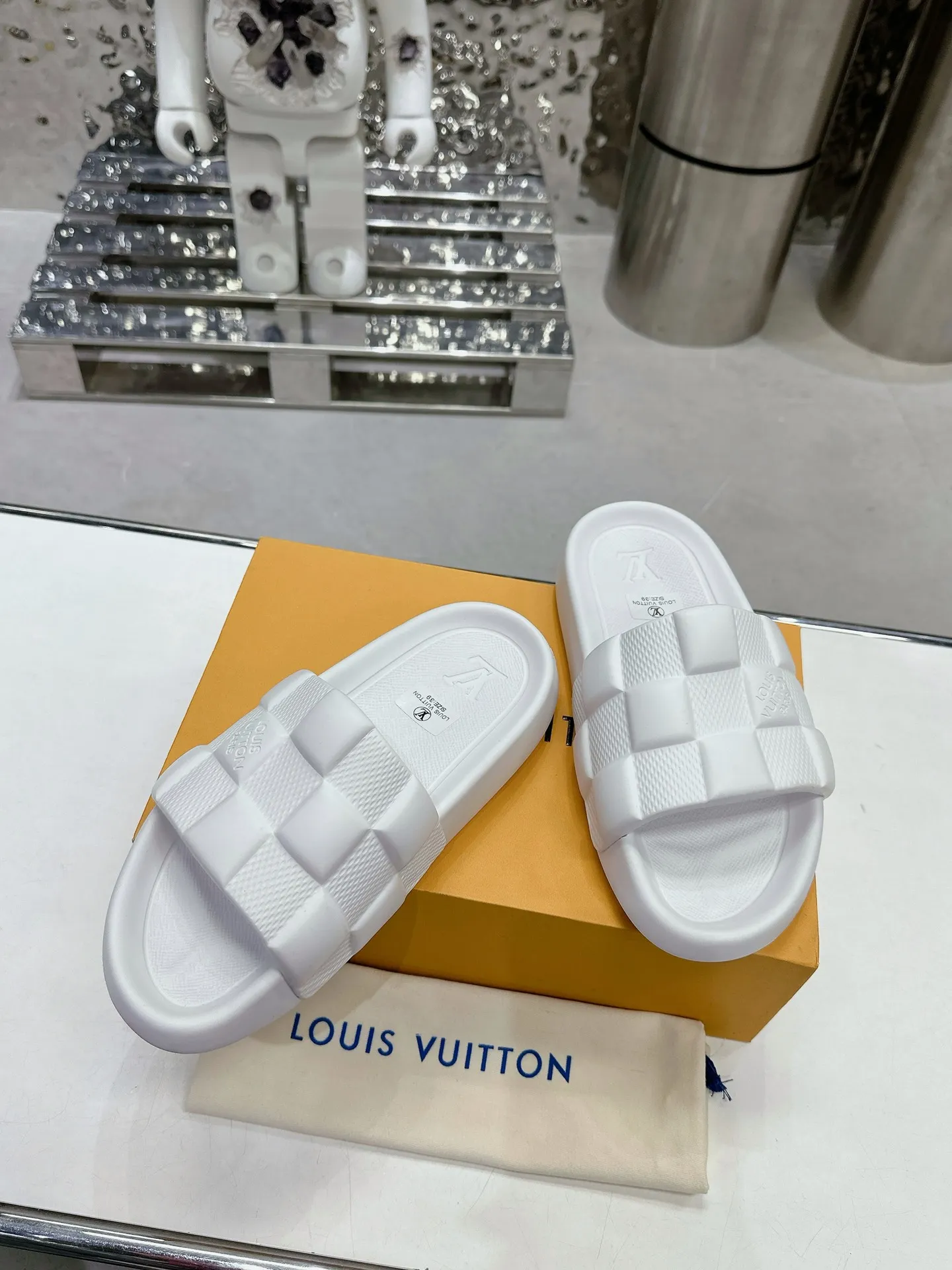 [L Home] P: 280💰 ▪️Shoe size: Women's 35-40 Men's 38-46▪️Packaging: Counter top quality~original packaging 𝟐𝟎𝟐5 Louis Vuitton counter's new embossed slippers, lv monogram embossed slippers, Waterfront sandals are back with a new look, and the upper buckle is embossed with lv's iconic Monogram pattern. Made of waterproof rubber with a comfortable and resilient insole. The lightweight, flexible outsole is embossed with the Louis Vuitton logo. ▪️Fabric: Original molded rubber foam surface ▪️Technology: embossed logo ▪️Sole: Original molded rubber foam outsole ▪️Sole thickness: 3CM.